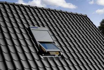 Velux-Dachfenster mit elektrischem Aussenrollo
